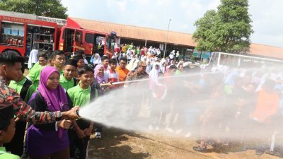 柔州消拯局首次在学校举办的“消拯员大哥到学校”(Abang Bomba Ke Sekolah)宣导活动反应良好超出预期，未来计划推广到全国。