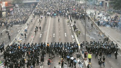 政治与经济是密不可分，香港因反送中课题引起国际的关注，社会动荡，也瘫痪了当地的经济。