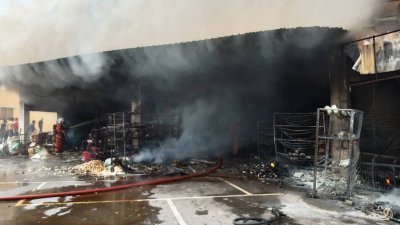 被殃及的店面遭大火吞袭，现场更频频传出爆炸声，当局共出动30位消拯人员到场拯救。