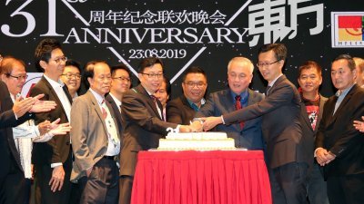 谢诗俊（前排左3起）与黄治翔等嘉宾为马来西亚塑胶厂商公会柔州分会成立31周年主持切蛋糕仪式。（摄影：刘维杰）