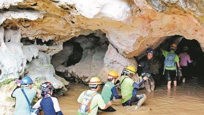 为了入洞探索输送锡米的隧道，参与者皆须穿戴安全装备，以策安全。