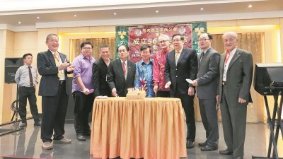 廖正兴（左4起）、曹观友及马来西亚茶叶公会会长刘俊光于周日中午出席马来西亚茶商公会56周年庆联欢午宴，与众嘉宾一起切喜糕。