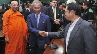 慕尤丁（左2）为“防范暴力极端主义国际研讨会”致开幕词后，与论坛参与者握手。