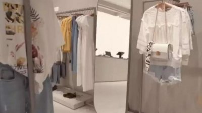Urban Revivo星耀樟宜分店的宣传视频中可见，店内有这类独立靠著脚架支撑的全面镜，并没有用螺丝绑在挂衣服的铁架上。