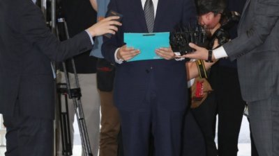 韩国总统文在寅提名的司法部长候选人曹国丑闻缠身，但他仍坚拒放弃提名。