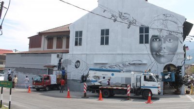 目前正进行的壁画为建于1929年的太平德卡飞机场，预计会在国庆日前夕完成。