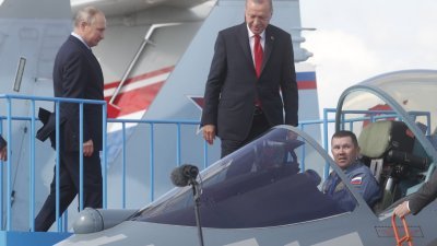 土耳其总统埃尔多安在俄罗斯总统普京（左）的陪同下，参观第5代苏-57战机。