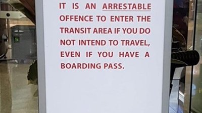 警方在樟宜机场过境处放置告示，提醒公众滥用登机证属于违法行为。