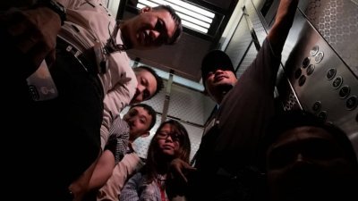 6名媒体人员前往采访希盟领袖记者会时，不幸受困于所乘搭的电梯将近一小时。