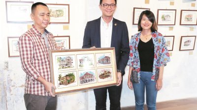 陈春耀（左起）赠送本身的画作予陈家兴作为纪念，并由林怡稳见证。