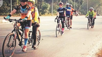 丘爱蓉与多名视障脚车骑士从2015年起参与多项骑行活动，与义工队友一起配合骑著双人脚车，游遍了马来西亚多个地方，如国家公园、仁嘉隆及金宝等。