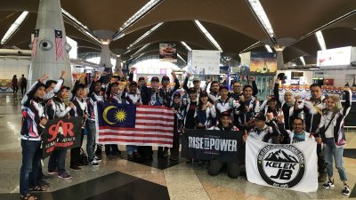 27名爱国者启程前往珠峰前，在吉隆坡国际机场合影留念。