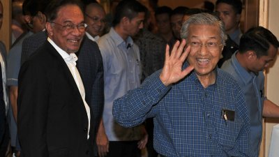 大马政治乱局背后诸多因数左右，也导致希盟执政举步维艰，其中影响最深刻的是马哈迪与安华的首相交接。