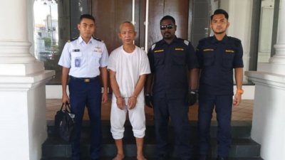 被告阿育阿波汉（左2）因贩卖人口被判7年监禁，由海事执法人员带离法庭，押往打巴监狱服刑。