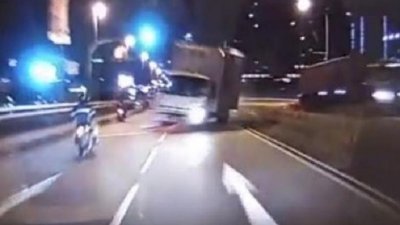 被告驾驶的大型罗里突然切换车道，令货车闪避时冲入对头车道，最终造成两人死亡，多人受伤。