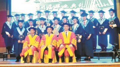 陈保成（坐者中）颁发毕业证书予毕业生后进行大合影，左起为彭刚浚及莫顺宗。
