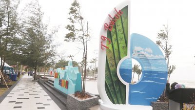 边佳兰地方政府打造，位于小素里里的丹绒布洛海滩成为柔佛州东海岸又一个适合打卡、野餐及吹海风的休闲景点。