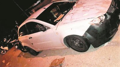 华裔车主周三凌晨发生车祸后，遭4名分乘2辆摩哆的劫匪包围，并亮刀打劫。