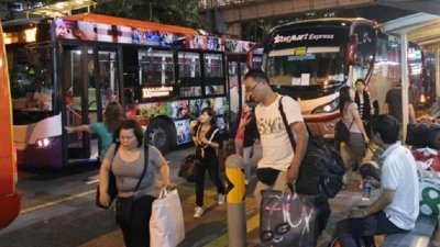 新加坡回乡车票市场终于热起来，长巴业者指农历新年前两天的车票已售罄。