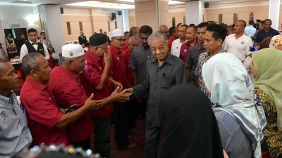马哈迪（右）与浮罗交怡希盟领导层和乡村社区管理理事会主席们会面，受到出席者们握手迎接。

