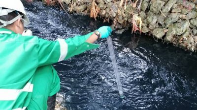 森州环境局官员收集受污染的河水样本，以送往化验局进行检验。