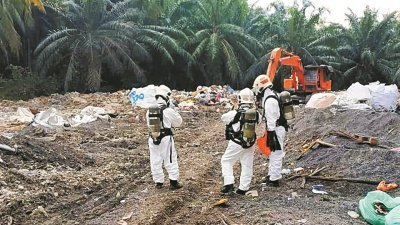 巴生市议会取缔非法土埋场，发现现场有化学工业废料，出动化学灾害应变部队（Hazmat），全幅武装到现场对可疑物品进行抽样检验。