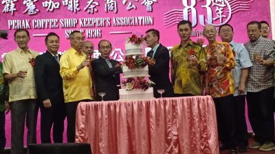 何子孟（前排左4）受邀联同出席嘉宾及霹雳咖啡茶商公会理事共切周年纪念蛋糕。
