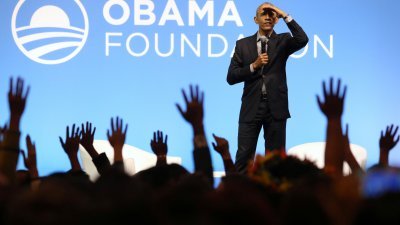 奥巴马出席在吉隆坡举办的首届奥巴马基金会“亚太领袖”活动，为与会的年轻人带来精彩的演讲。
