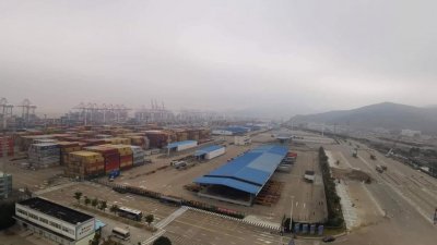 全球货物吞吐量连续十年排名第一的舟山港，也是中国首个集装箱全程无纸化通关的港口。