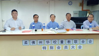 陈大锦（左3）表示，将在12月28日举行的全国华团大会将扩大至印裔同胞。