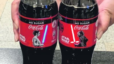 8000瓶会发光的限量版星战（StarWars）可口可乐在狮城独家推出。