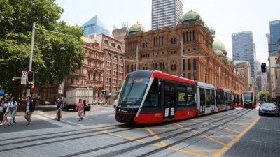 悉尼有轨电车周六通过悉尼地标性建筑维多利亚女王大厦。(图取自中新社)

