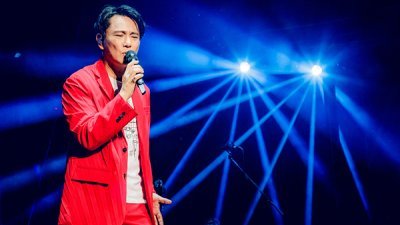 张信哲在演唱会上唱歌突然卡住，翻车影片流传后立即登上微博热搜。
