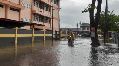 加埔区周日下午连续3小时大雨，引发严重水灾。图示加埔树人华小旁的淹水情况。