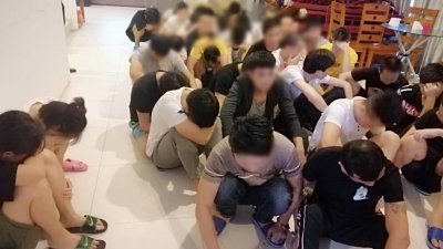 霹雳移民局严打网络诈骗，宣布再扣捕32名中国籍男女。