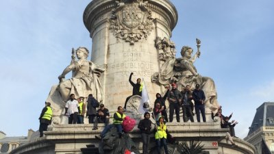因不满法国政府改革退休制度的罢工持续，工会在周二集结发动第3次全国示威游行。有民众爬上共和国广场雕像，挥舞旗帜与国旗，高声合唱。
