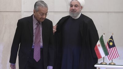 敦马哈迪周三与到访的伊朗总统鲁哈尼（右）会面，两人进行约45分钟的会谈。