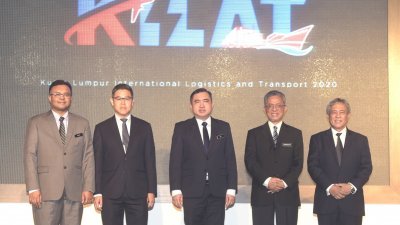陆兆福（中）、依山（左起）、郭继䔗、卡玛鲁丁及沙比里为020年吉隆坡国际物流和运输展（KiLAT 2020）推介礼。