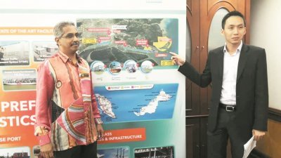 欧阳捍华(右)向记者透露正在研究和评估加里岛是否合适建设港口码头。左为苏巴玛廉。