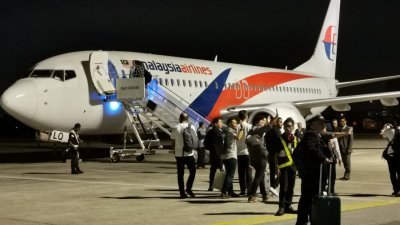 霹雳州人民引颈长盼的怡保直飞广州新航线首航才于11月27日正式起飞，不料未及一个月却宣告暂停服务。