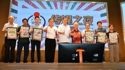 新山中华公会颁发表扬状予各华文媒体，感谢华文媒体对于新山中华公会的支持。左4起：林刚荣、郑金财、何朝东。