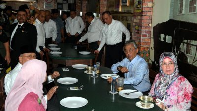 国家元首苏丹阿都拉（右2）及元首后东姑阿兹莎阿米娜（右）周六到访槟城新街哈米迪亚扁担饭餐厅。