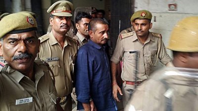 印度国会议员辛格（中）因性侵一名少女判处终生监禁。