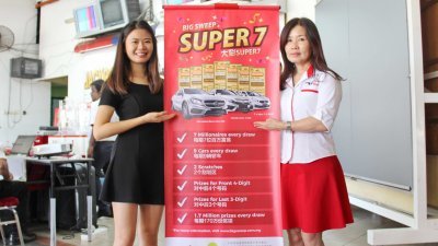洪彩凤（右）与摇珠女郎王小桐向媒体展示大彩Super7刮刮赢奖区的细节。