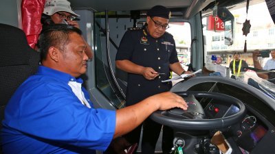 柔陆路交通局针对公共交通工具展开检查行动，以确保进出新马两国的司机遵守规则。