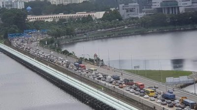 新加坡学校假期即将结束，柔佛长堤出境前往新加坡通道持续第三天堵塞。（图取自社交网站）