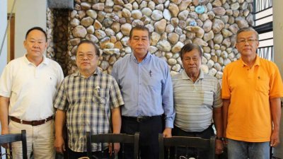 李官仁（左3）表示，霹州95％华小已表态支持将董事部列为教导爪夷文书法的决策单位。