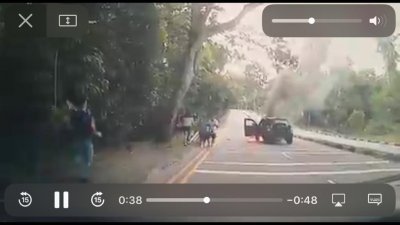 根据行车记录器拍下的画面显示，一辆汽车停在路中央起火，现场冒出滚滚浓烟。