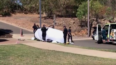 大马少年在澳洲昆士兰玩滑板时撞上柱子，不幸身亡，当地执法人员在事发地点展开调查。