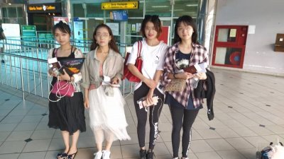 4名中国籍女孩周一从斗湖机场出发返回中国。